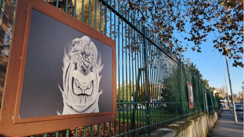 La microscopie s'expose sur les grilles du campus de Talence de l'université de Bordeaux, ici face au jardin Peixotto